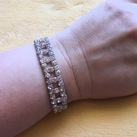 Jewelry - Stretchy rhinestone bracelet